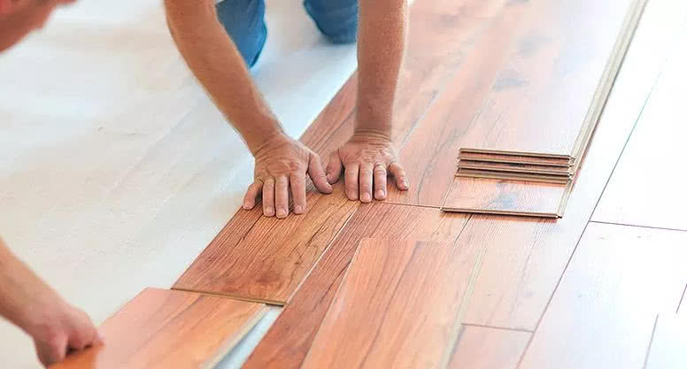 Układanie laminowany paneli podłogowych na wcześniej przygotowanym podłożu. fot. SWISS KRONO Układanie laminowany paneli podłogowych na wcześniej przygotowanym podłożu. fot. SWISS KRONO
